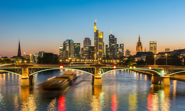 Hermosa vista del horizonte de Frankfurt am Main en la noche Alemania