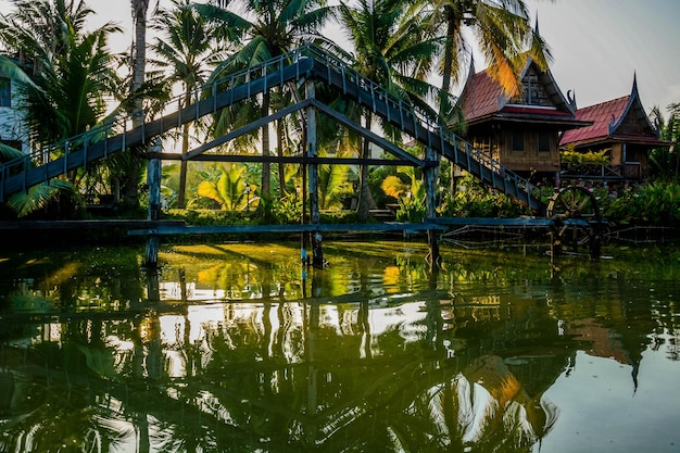 Una hermosa vista del hotel Baan Thai house ubicado en Ayutthaya Tailandia