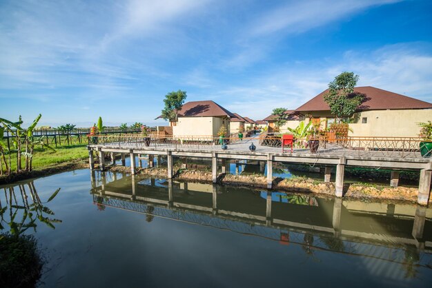 Una hermosa vista del hotel resort en el lago Inle Myanmar