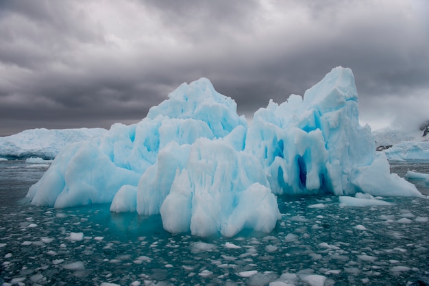 Hermosa vista de icebergs en la Antártida