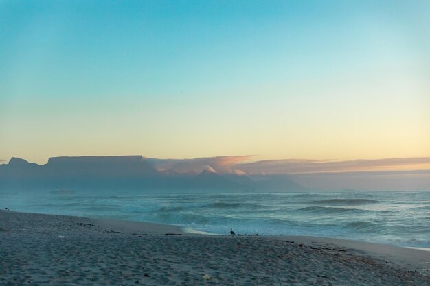 Hermosa vista idílica del mar contra el cielo azul visto desde la playa