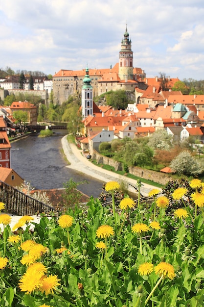 Hermosa vista a la iglesia y al castillo de Cesky Krumlov, República Checa