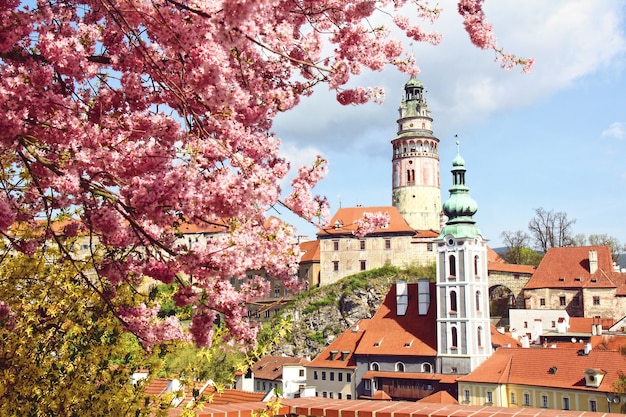 Hermosa vista a la iglesia y al castillo de Cesky Krumlov, República Checa