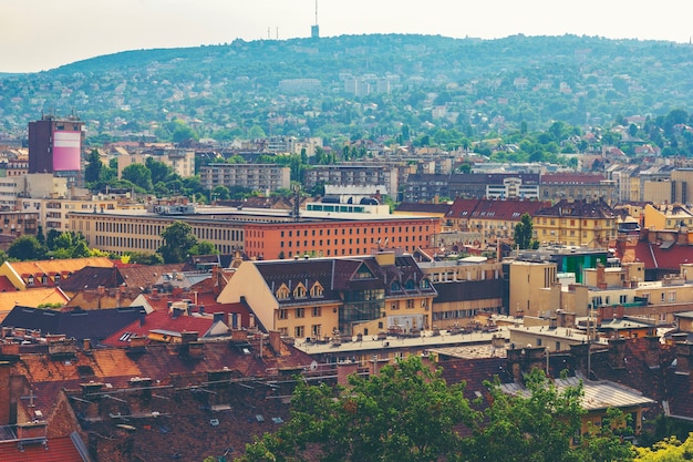 Hermosa vista a la iglesia y al castillo en Cesky Krumlov, República Checa