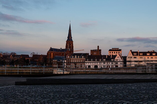 Hermosa vista de la iglesia católica en Maastricht