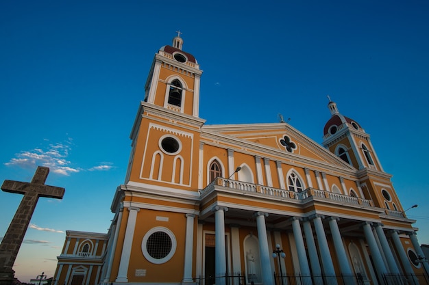 Hermosa vista de la iglesia y el cielo azul