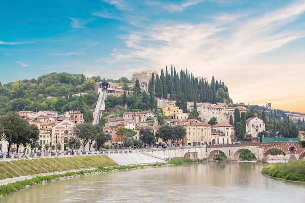 Hermosa vista de la Iglesia de San Giorgio en el río Adige en Verona, Italia
