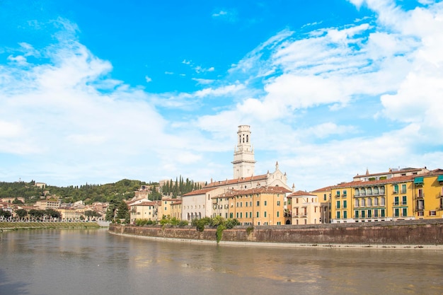 Hermosa vista de la Iglesia de San Giorgio en el río Adige en Verona, Italia