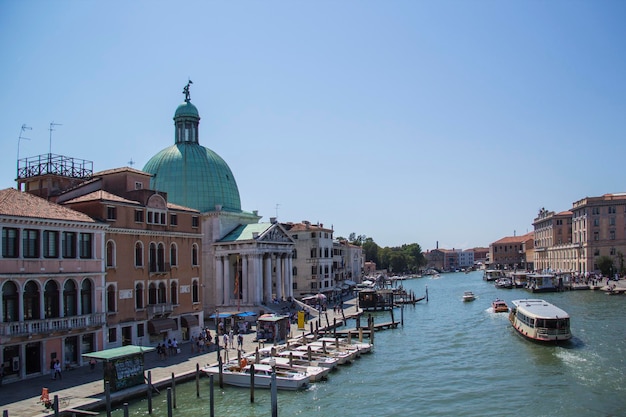 Hermosa vista de la iglesia de San Simeone Piccolo en contra de la estación de Santa Lucia en Venecia.