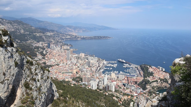 Hermosa vista impresionante desde la montaña a mónaco