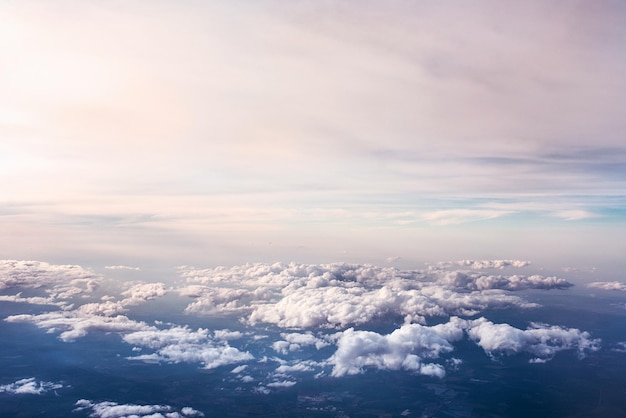 hermosa vista increíble al cielo desde el avión