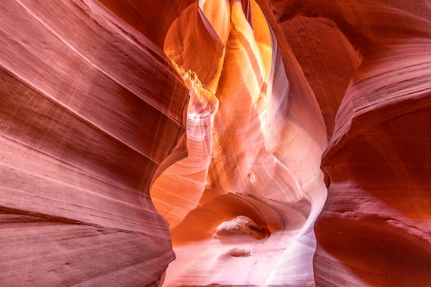 Hermosa vista de increíbles formaciones de arenisca en el famoso Cañón del Antílope en un día soleado cerca de la ciudad de Page. Arizona, estados unidos