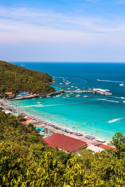 Una hermosa vista de la isla de Koh Larn en Tailandia