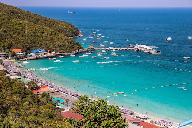 Una hermosa vista de la isla de Koh Larn en Tailandia