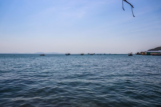 Una hermosa vista de la isla de Koh Larn en Tailandia