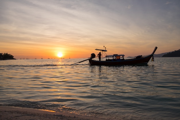 Hermosa vista de la isla de Koh Lipe, Tailandia. Silueta puesta del sol cielo y longtail boat.