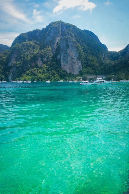 Una hermosa vista de la isla Phi Phi ubicada en Tailandia