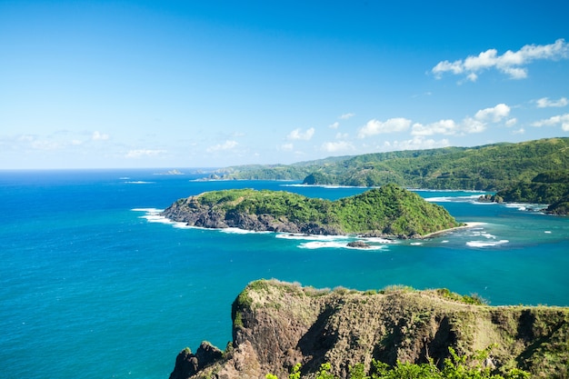 Hermosa vista de la isla desde el punto de vista en Katanduwanes, Filipinas