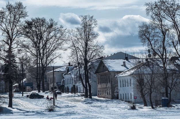 Hermosa vista de Kalyazin en invierno cubierto de nieve.