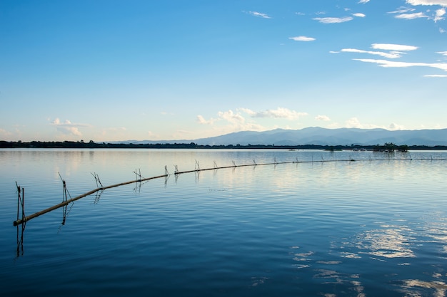 Hermosa vista de Kwan Phayao, Tailandia