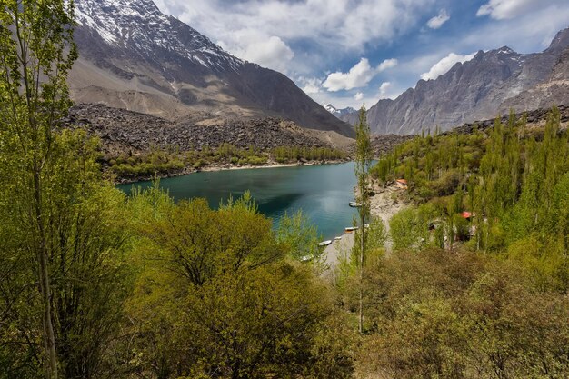 Hermosa vista del lago Borith cerca del glaciar Passu en GilgitBaltistan Pakistán