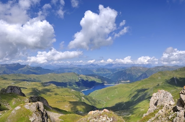 Hermosa vista de un lago en la montaña alpina