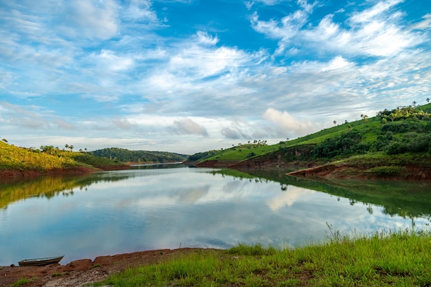 Hermosa vista del lago en la naturaleza de América del Sur