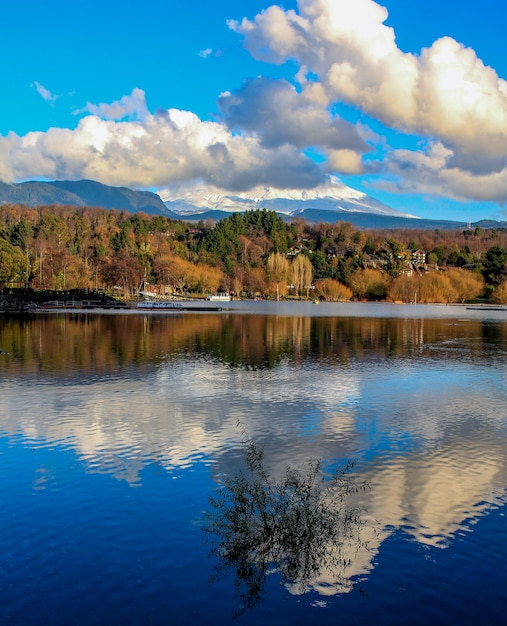 Hermosa vista del lago reflejando el Volcán Villarrica cubierto de nieve en Chile