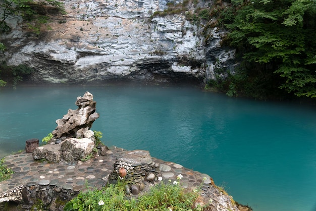 Hermosa vista del lago turquesa en las montañas Paisaje tranquilo