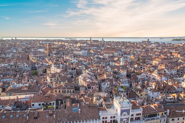 Hermosa vista de la laguna veneciana y Venecia, Italia