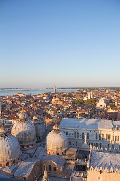 Hermosa vista de la laguna veneciana y Venecia, Italia