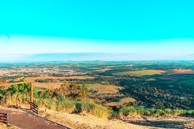 hermosa vista desde lo alto de un valle