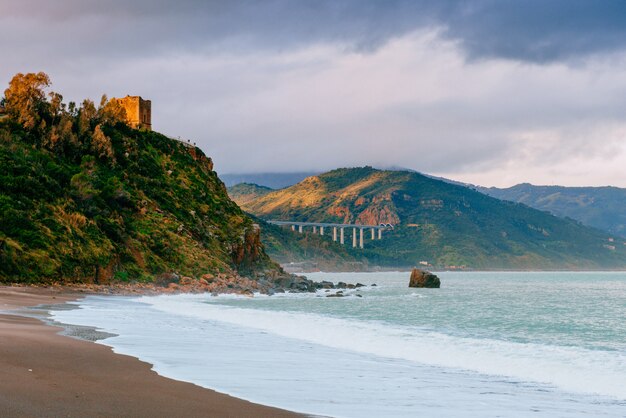 Hermosa vista a lo largo del cabo Milazzo.