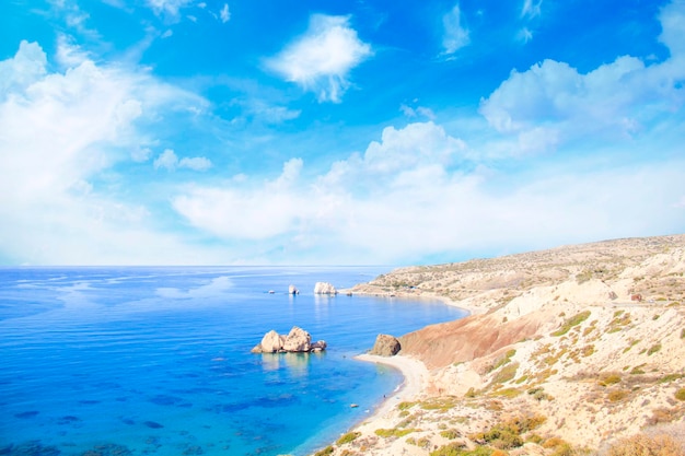 Hermosa vista del lugar de nacimiento de Afrodita en Chipre. Petra tu Romiou, Piedra de Afrodita