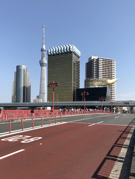 Hermosa vista de la luz del día a los edificios modernos de la gran ciudad