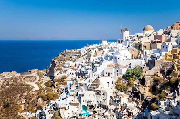 Hermosa vista del mar y de la isla de Oia Santorini Grecia