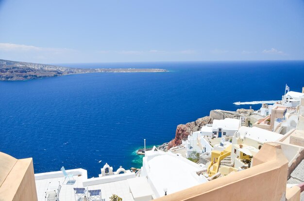 Hermosa vista del mar desde las montañas de Santorini