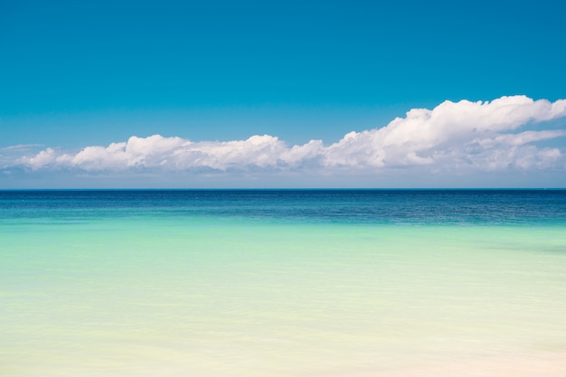 Hermosa vista marina en la línea de la costa del mar caribe con agua limpia y ondulada del océano de surf en la playa de arena en un día soleado como fondo natural con cielo azul, st. john, Antigua