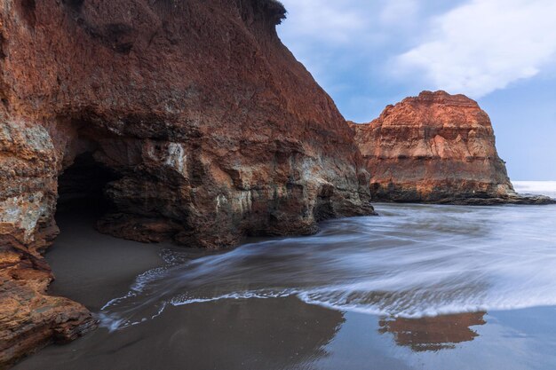 Hermosa vista matutina de la playa de Indonesia con suaves olas de coral y arena blanca