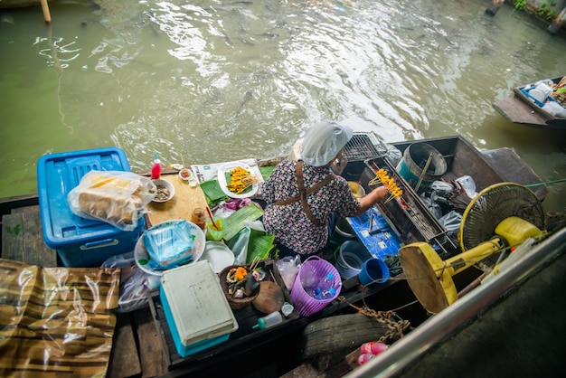 Una hermosa vista del mercado flotante de Talling Chan ubicado en Bangkok, Tailandia