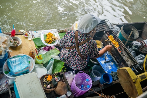 Una hermosa vista del mercado flotante de Talling Chan ubicado en Bangkok, Tailandia