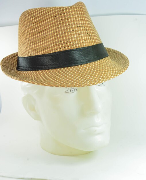 Foto una hermosa vista del modelo de gorra de sombrero sobre fondo blanco.