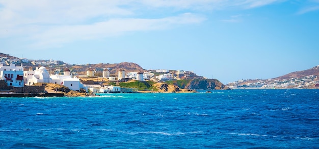 Hermosa vista a los molinoes de viento de Mykonos desde la playa