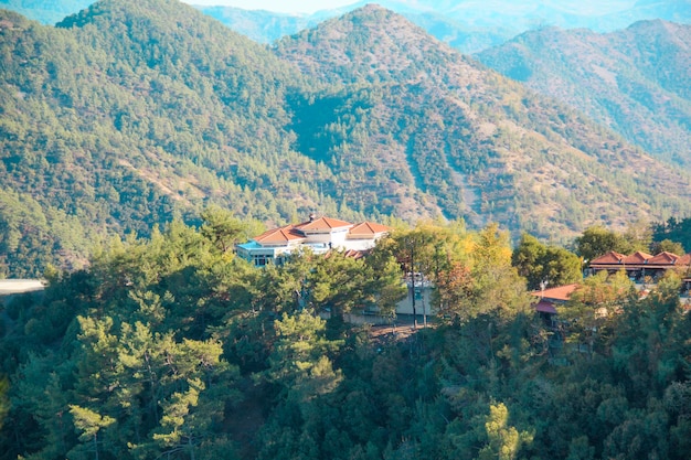 Hermosa vista del monasterio de Trooditissa en la Reserva Natural Cedar Valley en Chipre