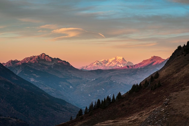 Hermosa vista del Mont Blanc y Col de la Madeleine antes del atardecer