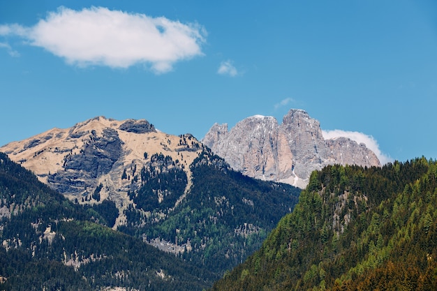 Hermosa vista de la montaña alpina. Norte de Italia, paisaje. Montañas Dolomitas