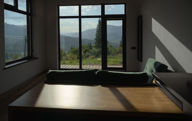 Hermosa vista a la montaña desde una casa moderna con grandes ventanas panorámicas