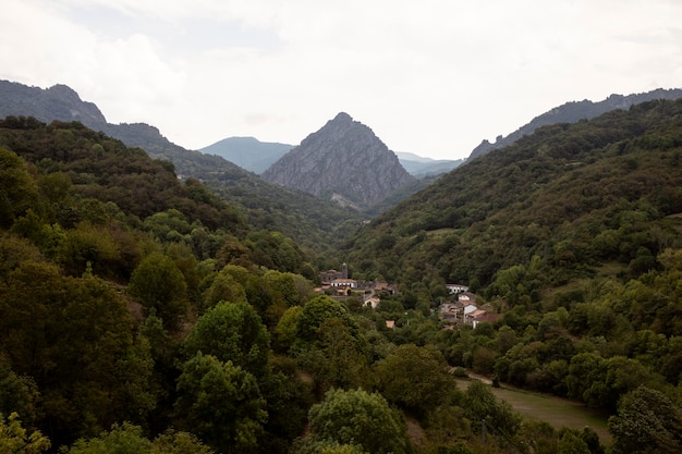 Hermosa vista a la montaña con cielo nublado