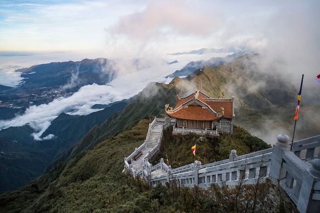 Hermosa vista desde la montaña Fansipan con un templo budista. SaPa, provincia de Lao Cai, Vietnam.