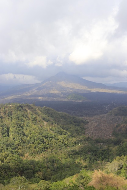 Una hermosa vista de la montaña Kintamani ubicada en Bali Indonesia